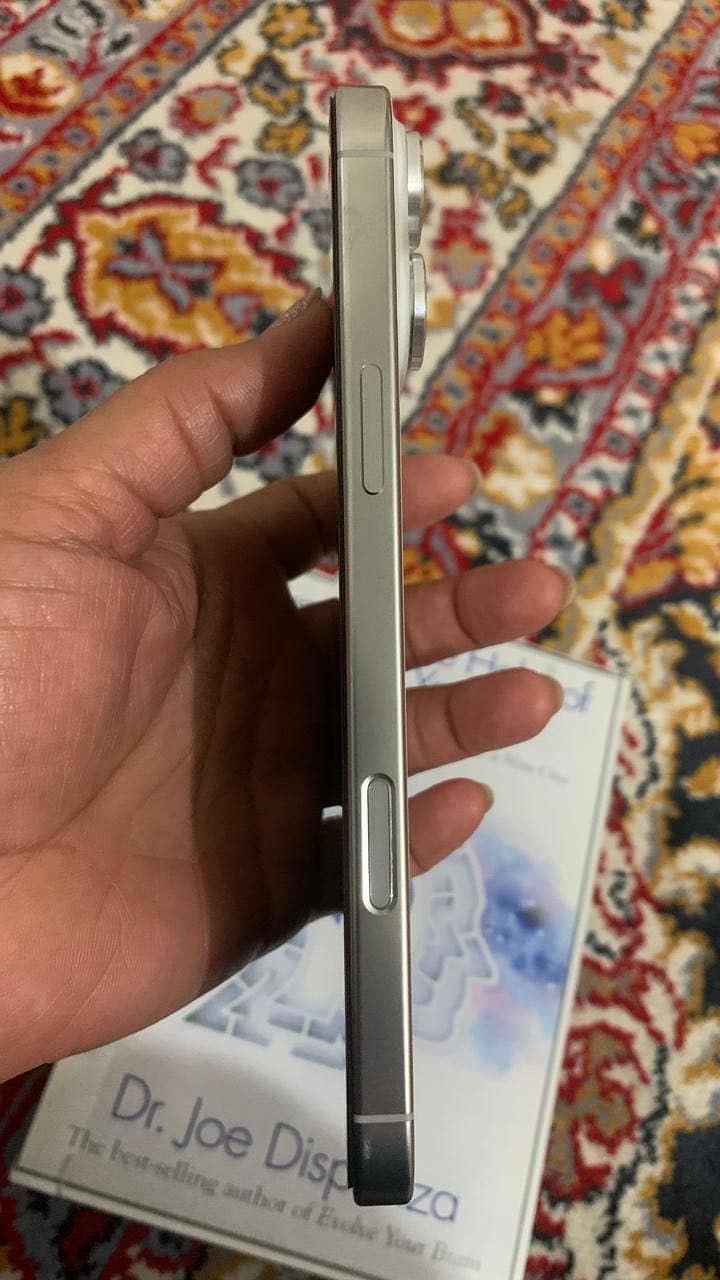 Apple iPhone 16 Pro Max 6