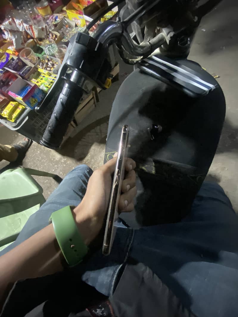 Apple iPhone Xs max 6