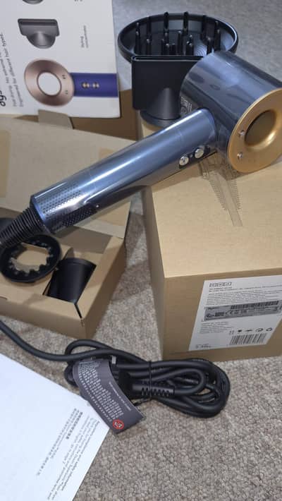 Dyson supersonic hair dryer with 5 attachments