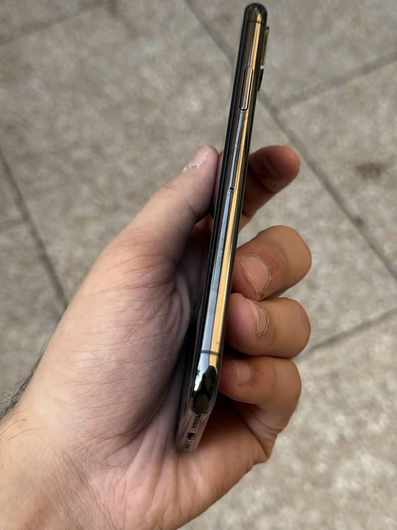 Apple iPhone XS 1