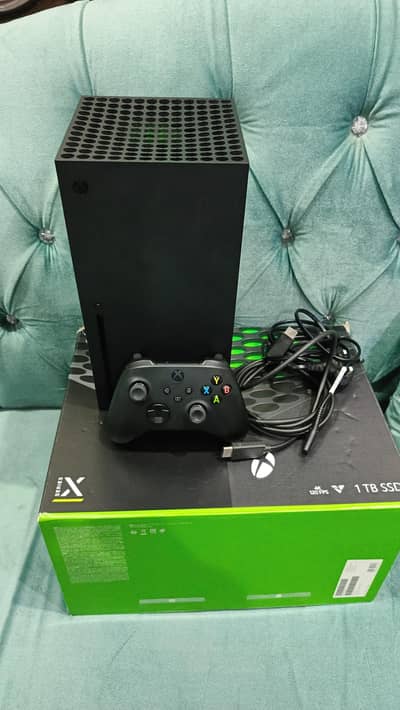 Xbox series x 1tb brand new condition with original accessories and bo