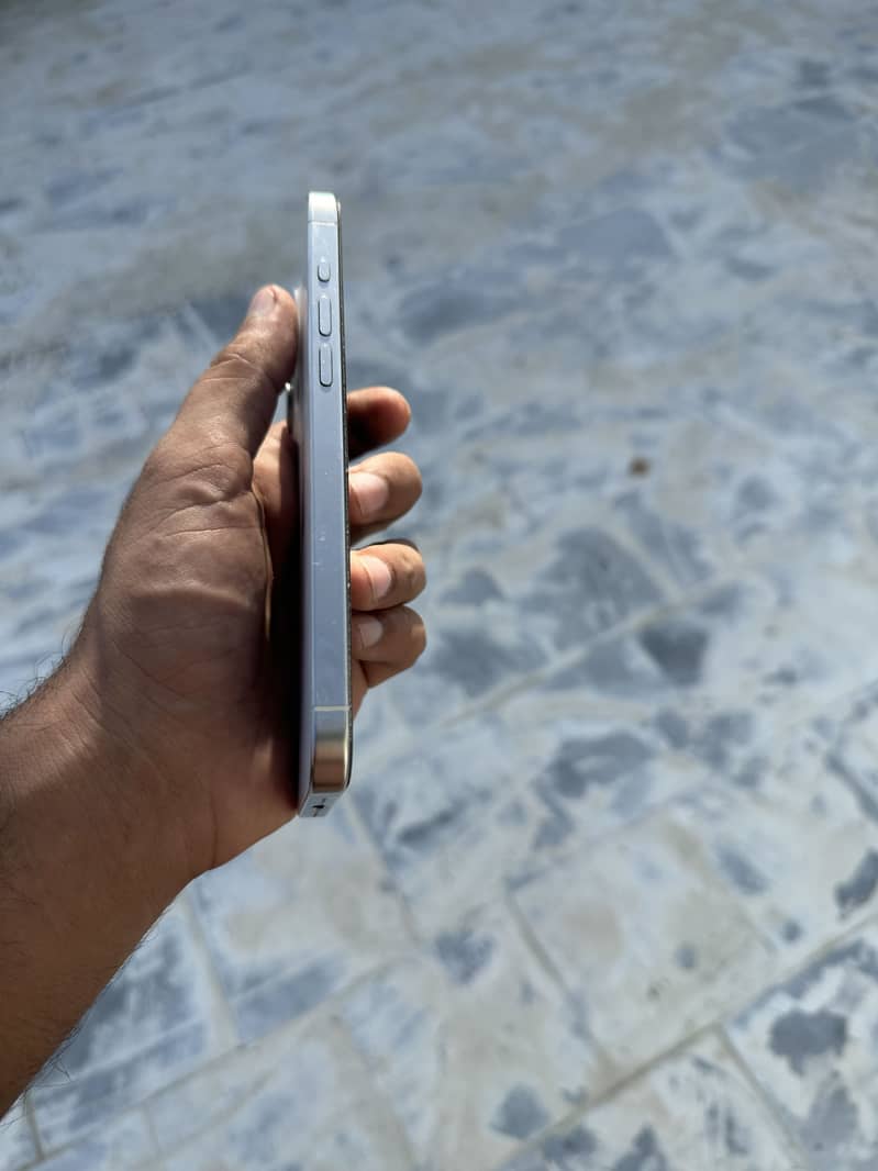 Apple iPhone 15 Pro Max 3