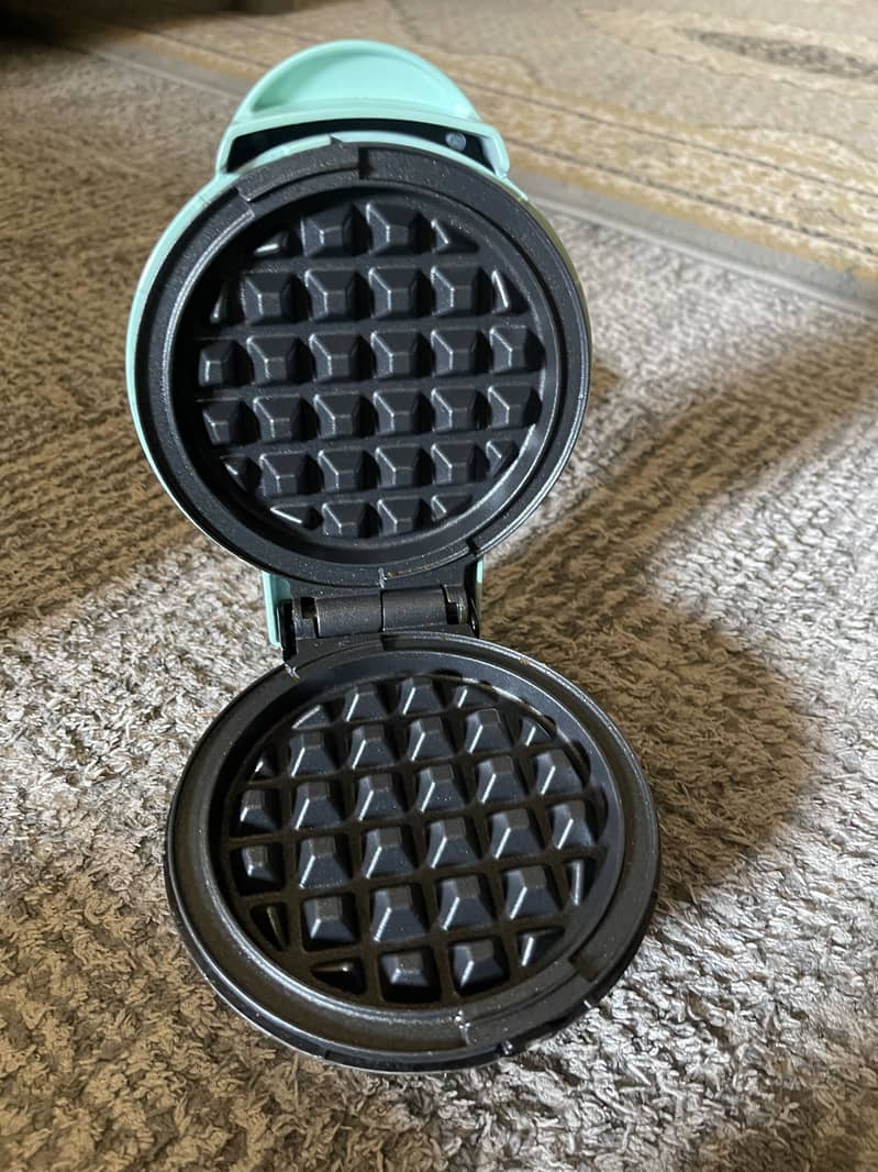 DASH Mini Waffle Maker USA Import 1