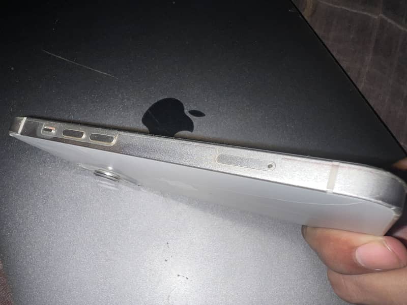 Apple iPhone 13 4