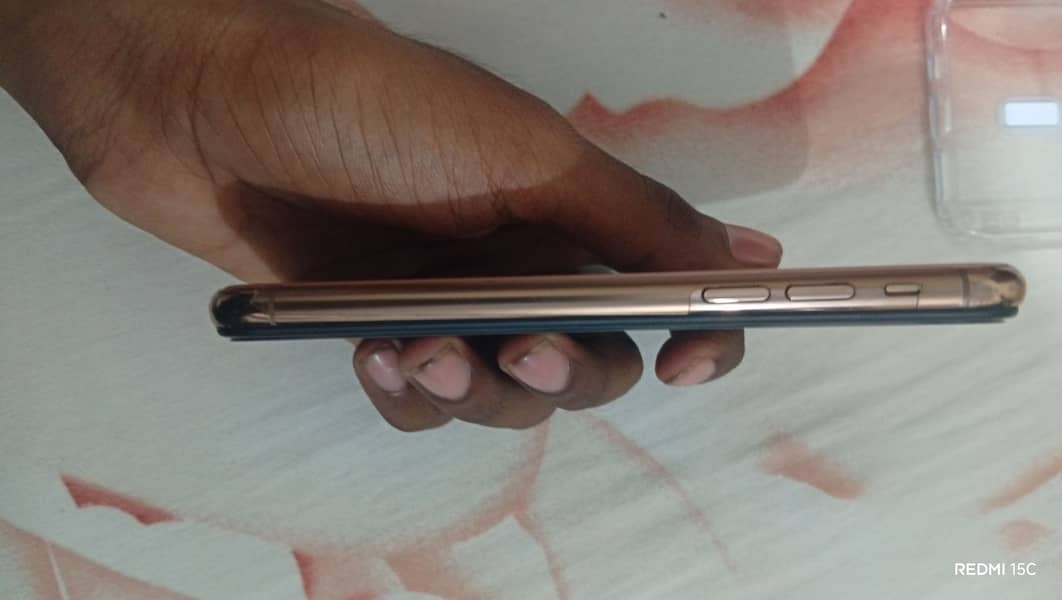 Apple iPhone 11 Pro 4
