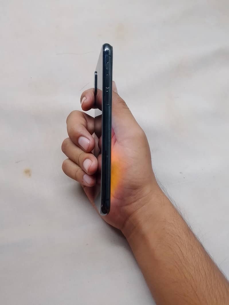 Apple iPhone X 4