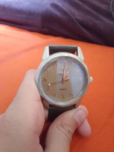 Title: Stylish Golden Dial Men's Watch with Black Strap