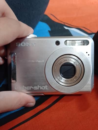 Sony Cyber-shot DSC-S700 Digital Camera – Vintage(not working cell )