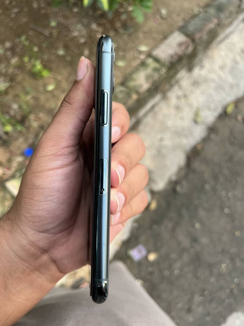 Apple iPhone 11 Pro 4