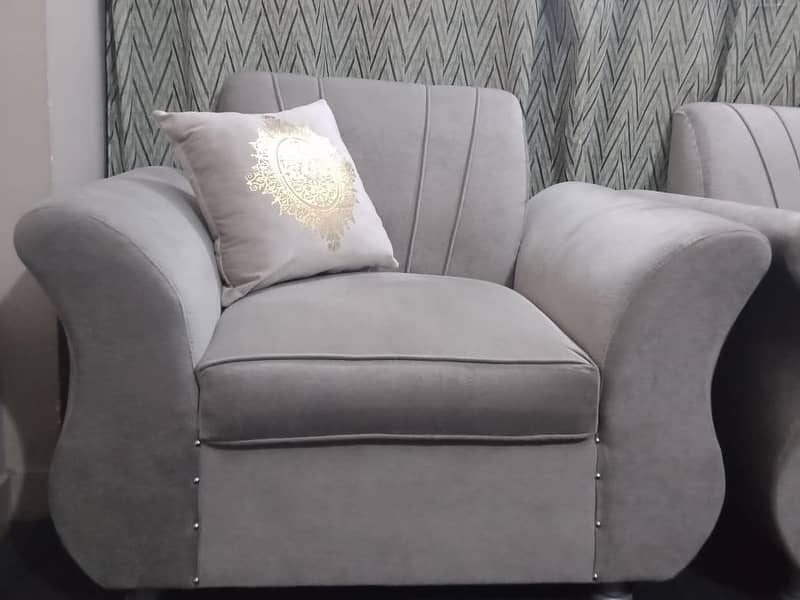 2+1+1 sofa one center table 0