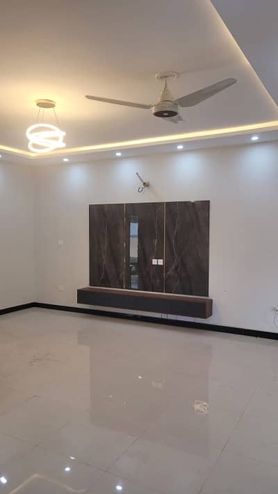 10 Marla House Ideally Situated In Bahria Enclave