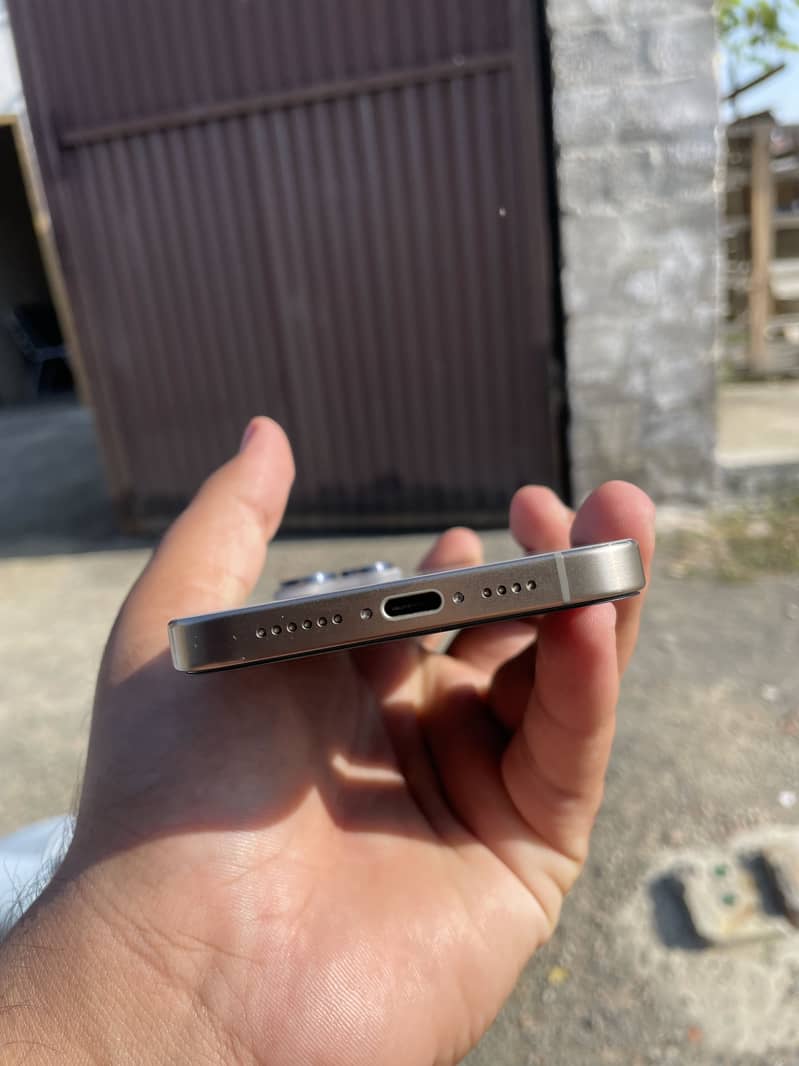 Apple iPhone 15 Pro Max 4