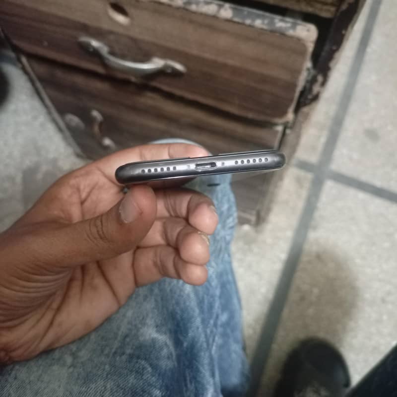 Apple iPhone 8 3