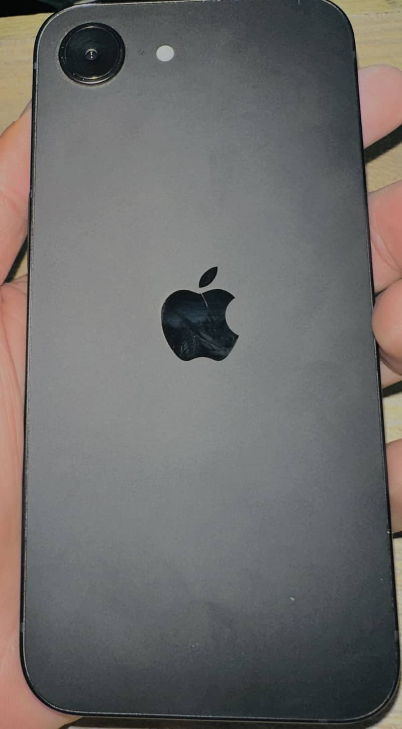 Apple iPhone 16e 0