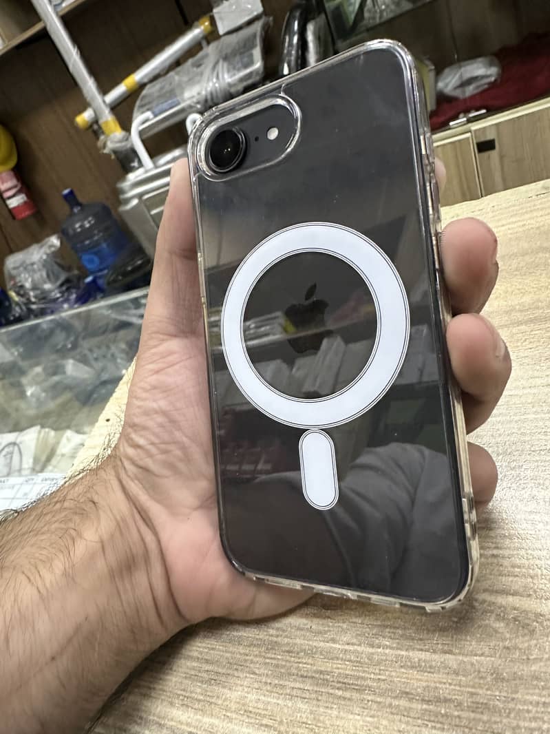 Apple iPhone 16e 1