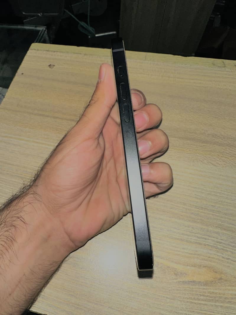 Apple iPhone 16e 3