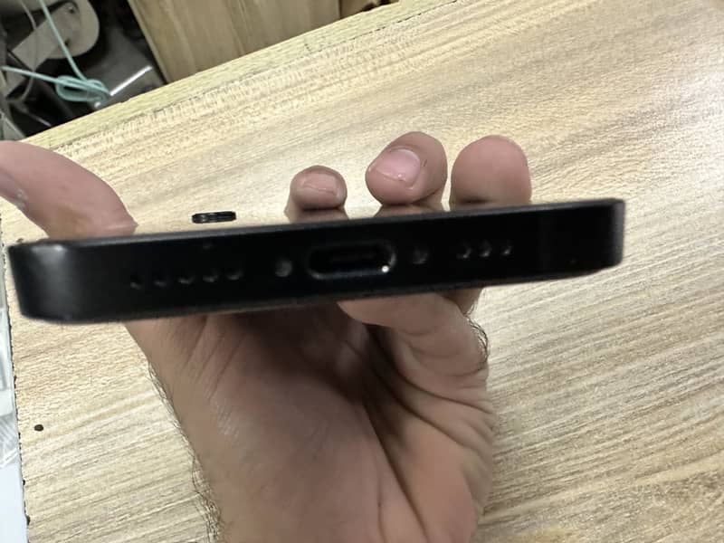 Apple iPhone 16e 5