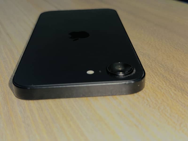 Apple iPhone 16e 7
