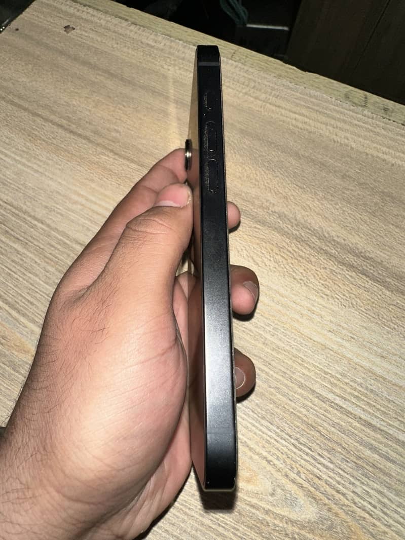 Apple iPhone 16e 8