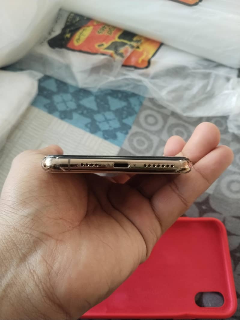Apple iPhone XS Max 3