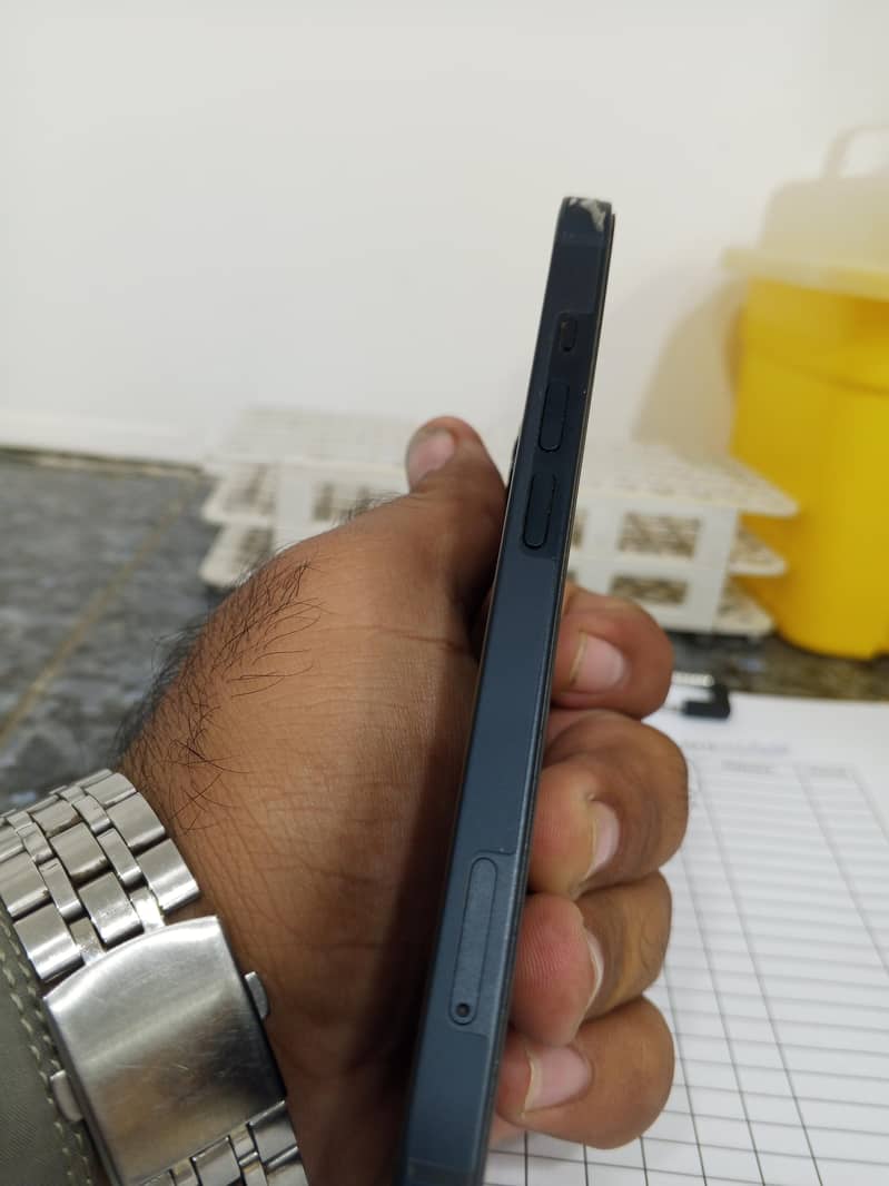 Apple iPhone 13 4