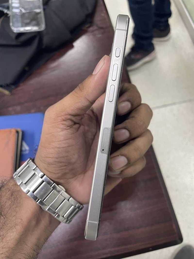 Apple iPhone 15 Pro Max FU 4