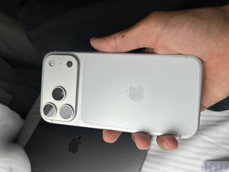 Apple iPhone 17 Pro Max 0