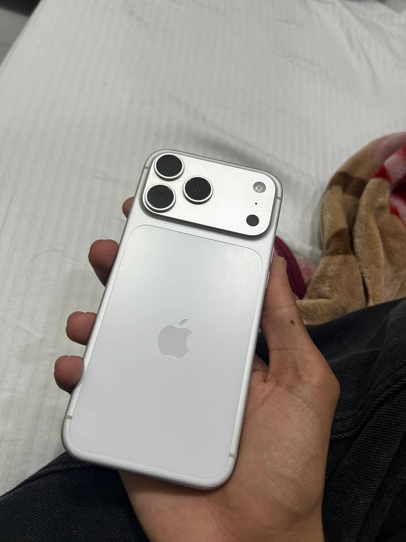 Apple iPhone 17 Pro Max 1