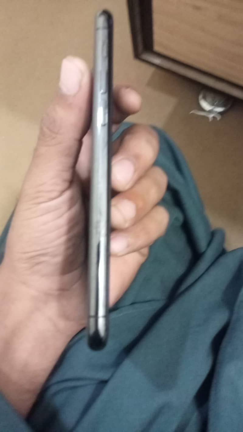 Apple iPhone 11 Pro 4