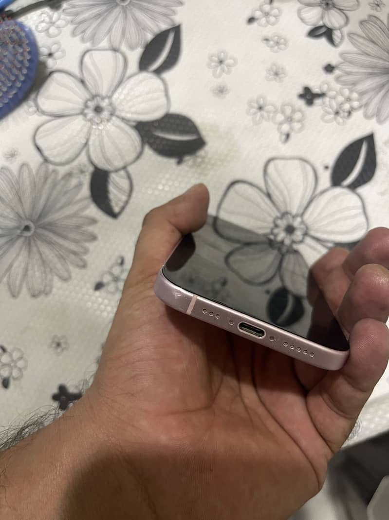 iPhone 15 4
