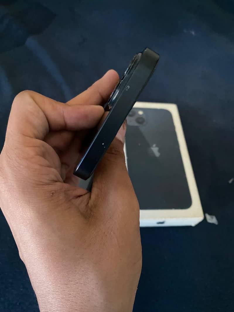 Apple iPhone 13 5
