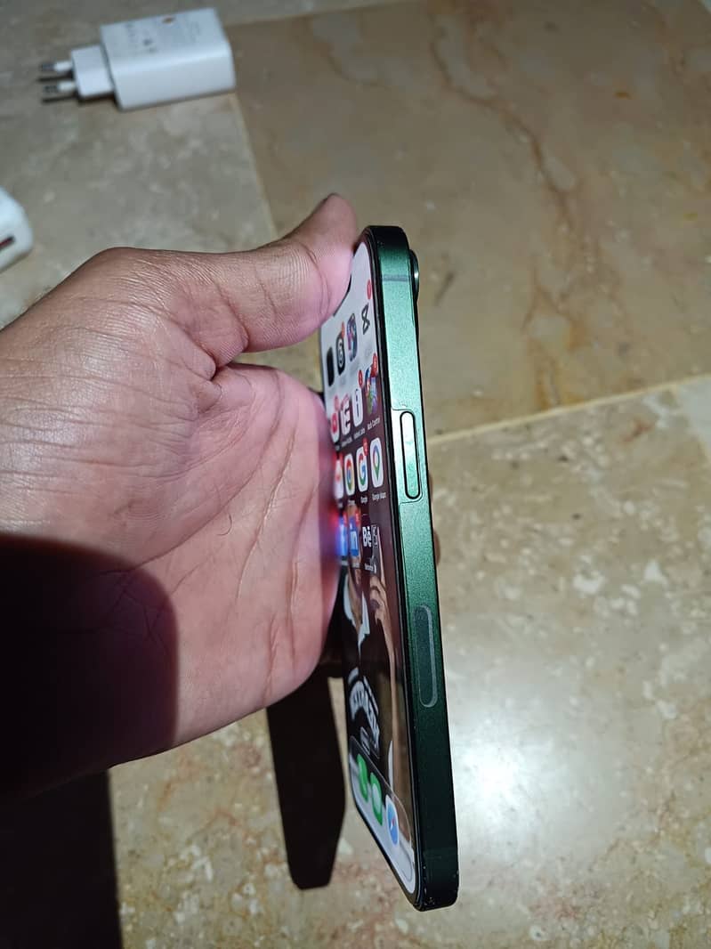 Apple iPhone 13 2
