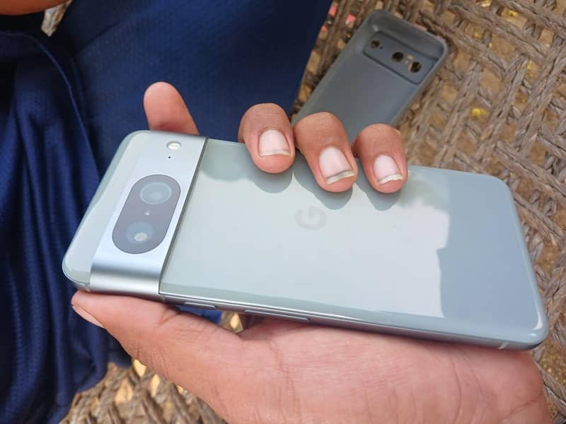 Google Pixel 8 4