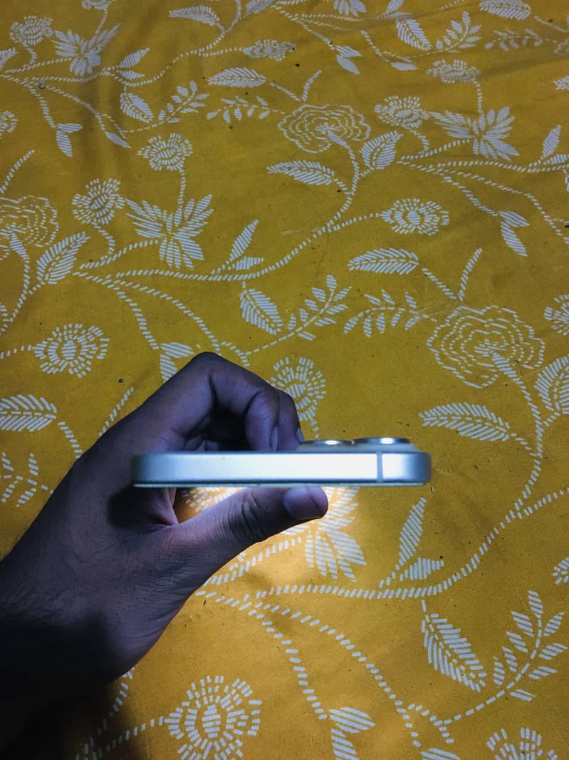 Apple iPhone 15 plus 4
