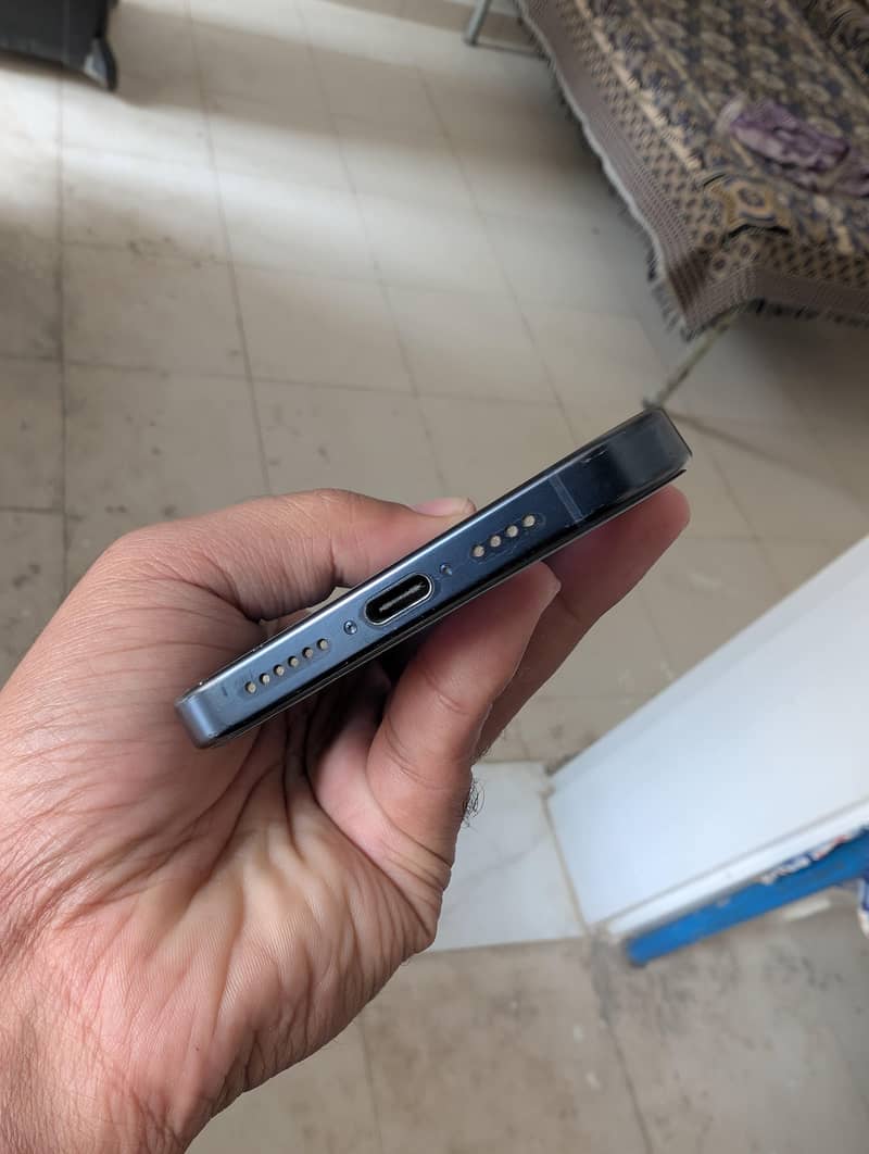 iPhone 15 Pro Max 4