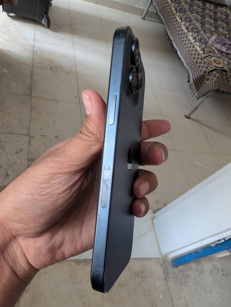 iPhone 15 Pro Max 5