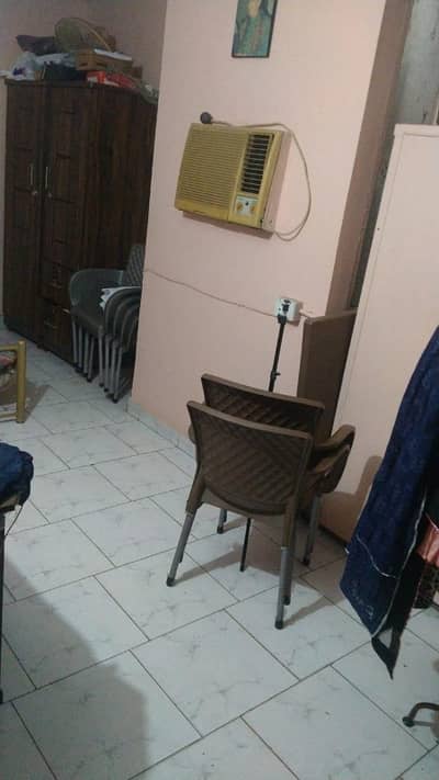 120 sq yd. G+1. Total 8 rooms Gulshan iqbal block 4A Available for warehouse, distribution centre and godown.  Rent 70k *Code(16931)*