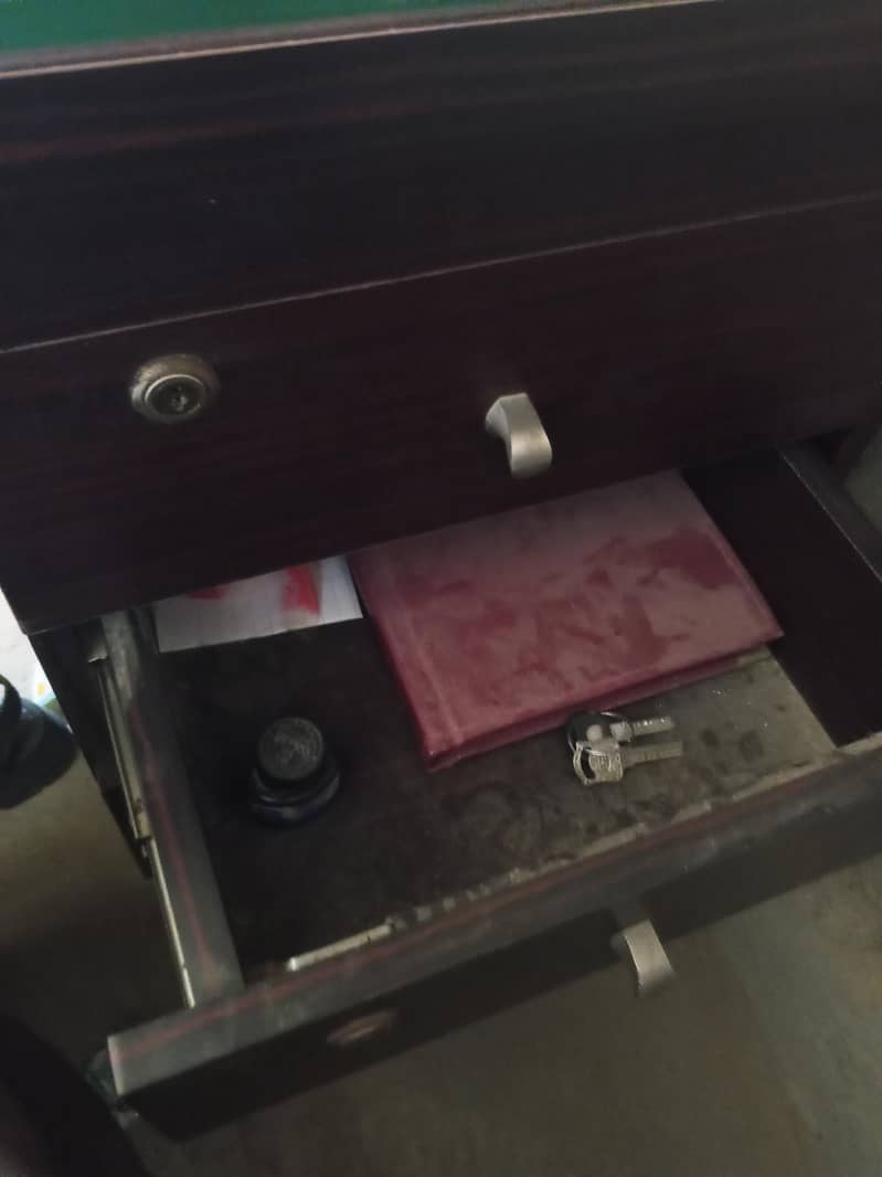 office table an chiar 2