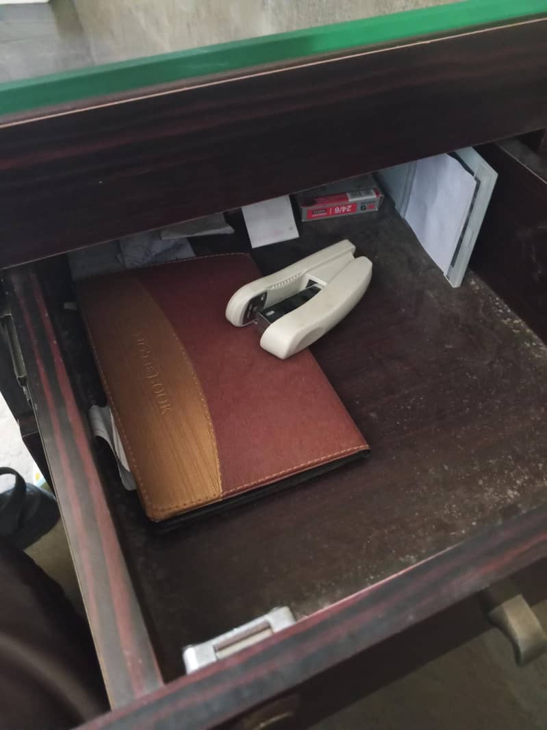office table an chiar 3