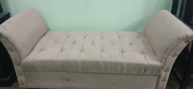 Comfortable Bedroom Bench / Tufted Dewan Sofa