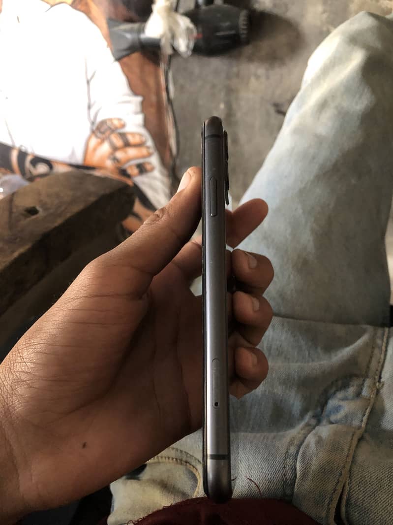 Apple iPhone 11 4