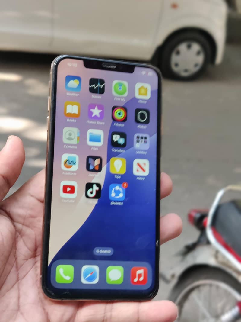 Apple iPhone XS Max 4