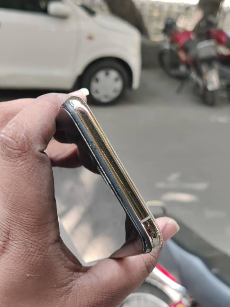 Apple iPhone XS Max 9