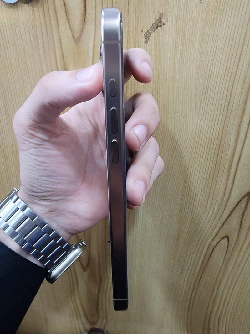 Apple iPhone 16 Pro Max jv 1