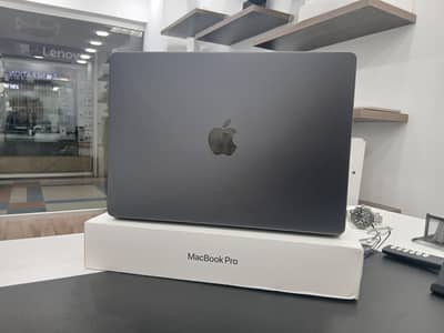 Macbook Pro M5, 14" (24/1tb) Complete Box