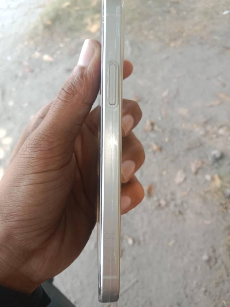 Apple iPhone 12 4