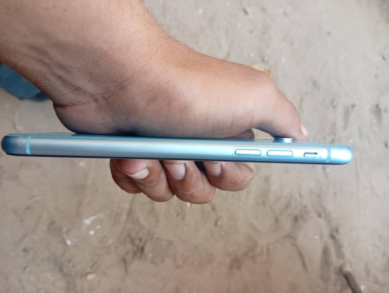 Apple iPhone XR 4