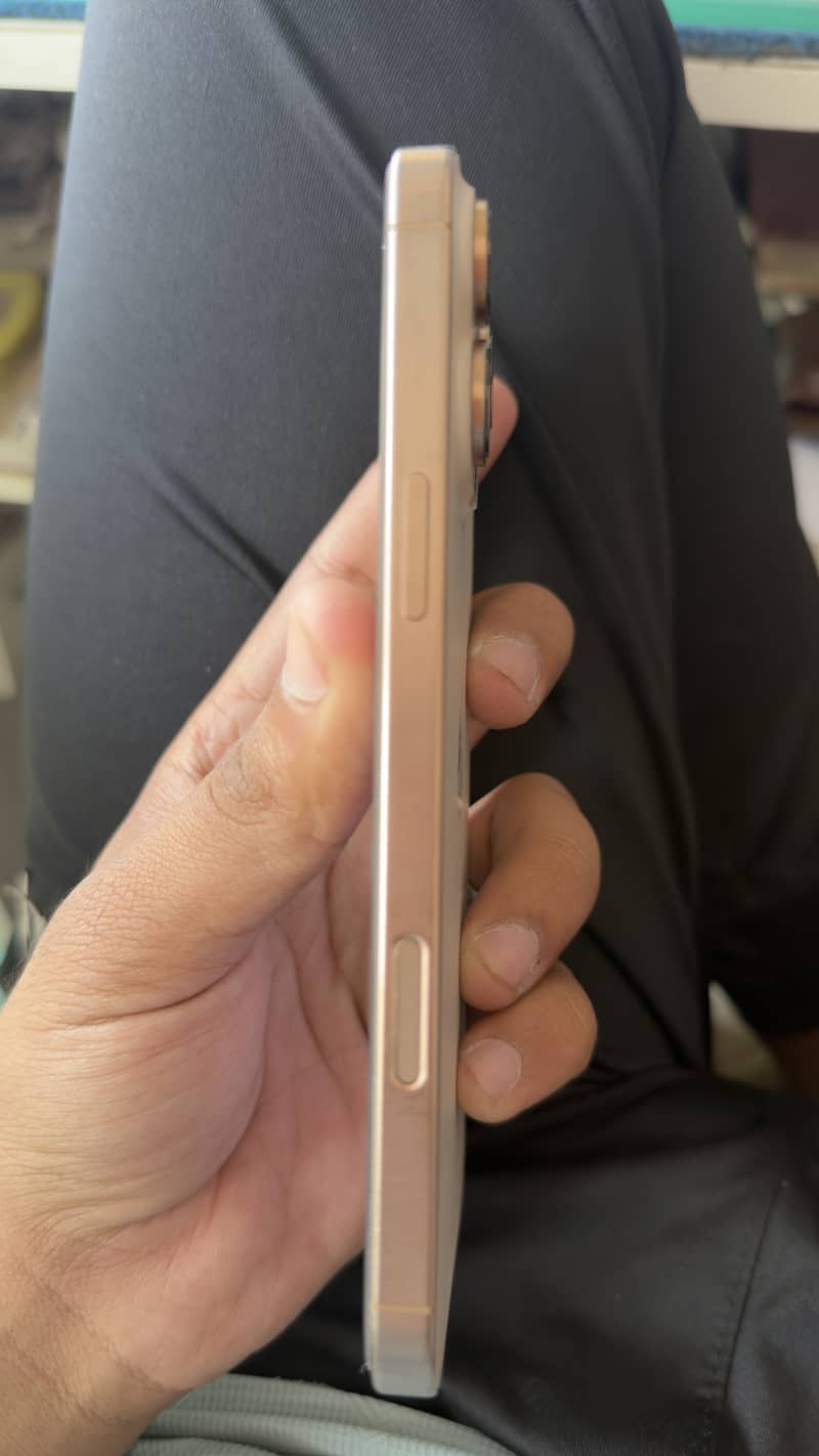 Apple iPhone 16 Pro Max 4