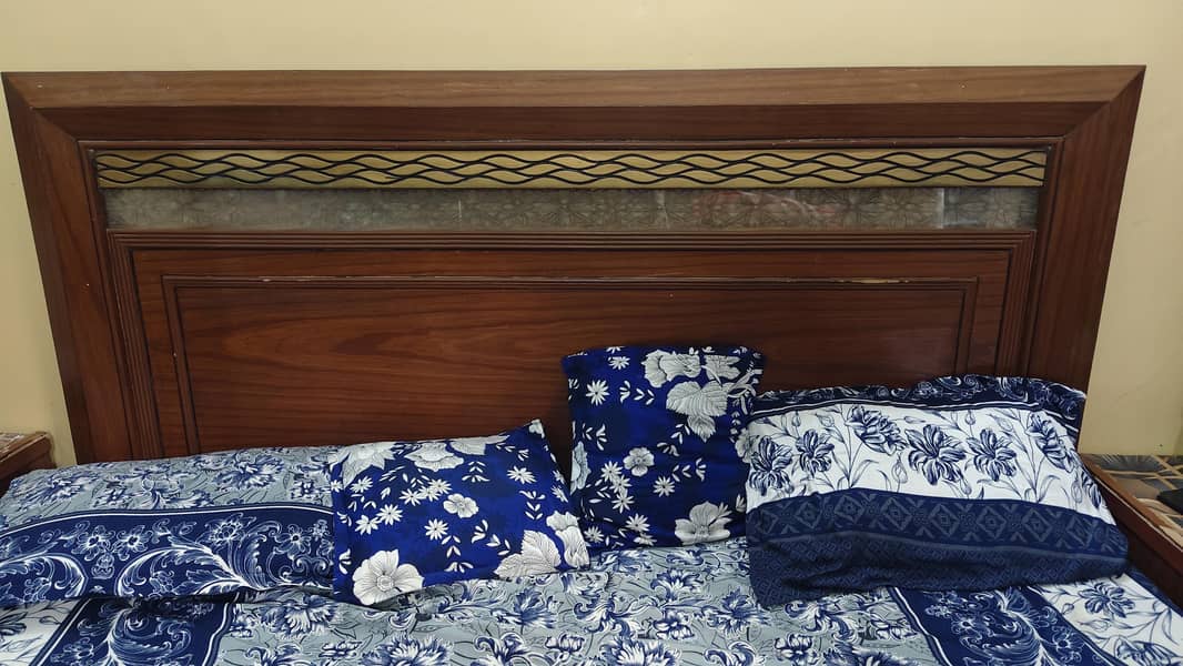 King Bed Size With Side table 0