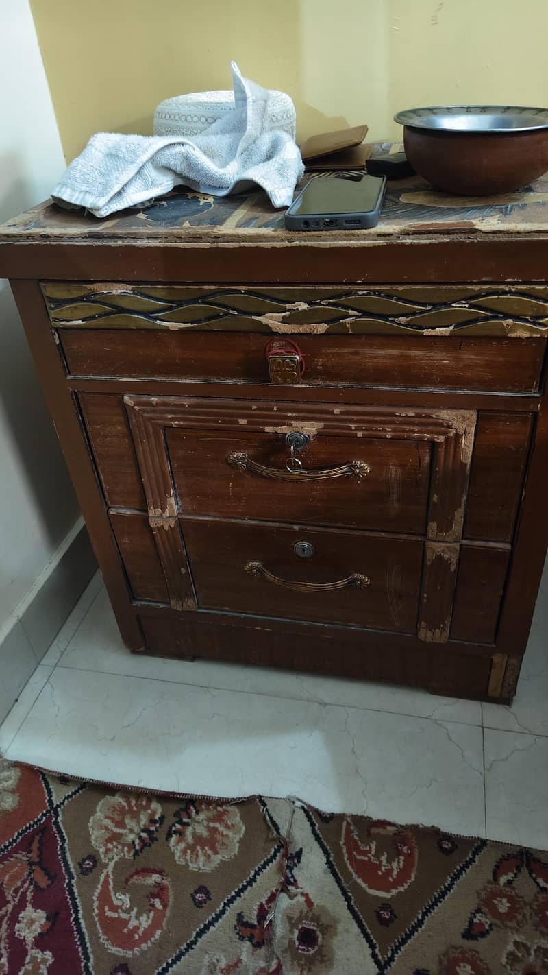 King Bed Size With Side table 2